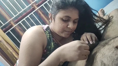 Die malayalische Ehefrau Vaigavarun45 bietet ein heißes Deepthroat-Erlebnis.