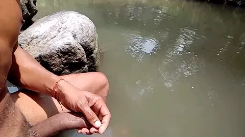 Le travesti amateur Harmitdas plonge dans le monde du plaisir gay sur la plage nudiste.