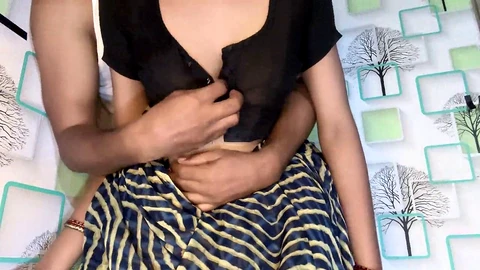 Schwiegertochter Arti Mishra macht sich frisch und zeigt ihre saubere Vulva, bereit für Action.