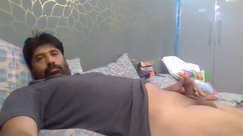 Il papà pachistano Dxxavier si diverte a giocare con il suo fischietto di carne