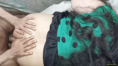 Femme sexy et son amie magnifique avec un beau gros fessier se mettent au travail.